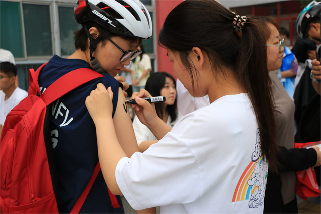9小时的拼搏,90余名运动员诠释信院铁三精神