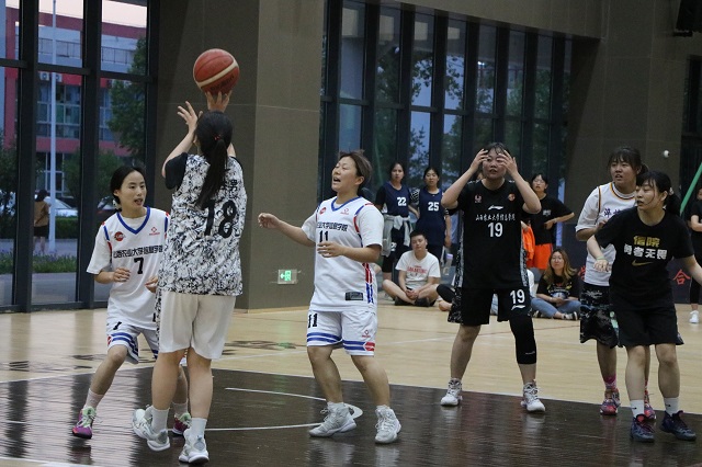 校友返校 重回赛场 首届“巅峰杯”校友篮球邀请赛火热开幕